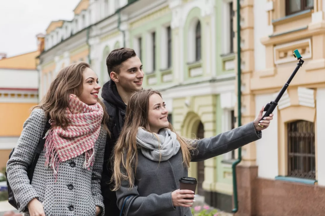 Priatelia si robia selfie v starom meste